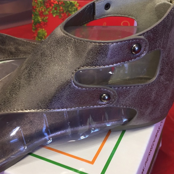 Shoes - Picture 3 of 4